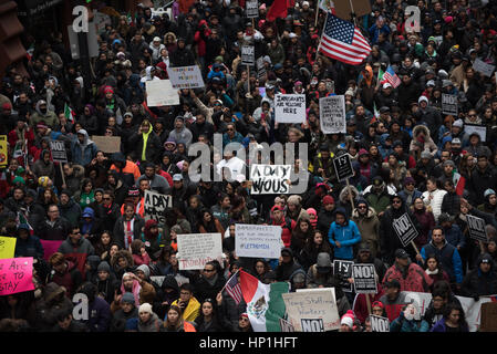 Chicago, Stati Uniti d'America. Xvi Feb, 2017. Manifestanti di Chicago hanno marciato come parte di una protesta nazionale chiamato Giorno senza immigrati per opporsi Presidente Trump's le politiche di immigrazione. Credit: la prospettiva di James/Alamy Live News Foto Stock