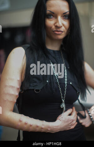 Londra, Regno Unito. Xvii Feb, 2017. Body Piercing artista Aneta von Cyborg mostra il suo silicio sotto-pelle mammarie al 2017 Tattoo evento collettivo presso la Old Truman Brewery di Londra. Foto Data: Venerdì 17 Febbraio, 2017. Credito: Roger Garfield/Alamy Live News Foto Stock