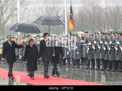 Berlino, Germania. Xvii Feb, 2017. Il cancelliere tedesco Angela Merkel (seconda L anteriore) e visitando il primo ministro canadese Justin Trudeau ispezionare la guardia d'onore durante la cerimonia di benvenuto a Berlino, capitale della Germania, nel febbraio 17, 2017. Credito: Shan Yuqi/Xinhua/Alamy Live News Foto Stock