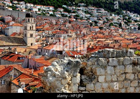 Visualizzare attraverso la storica città vecchia di Dubrovnik (Croazia) il 18 agosto 2016, che fa parte del patrimonio culturale mondiale dell'Unesco. | Utilizzo di tutto il mondo Foto Stock