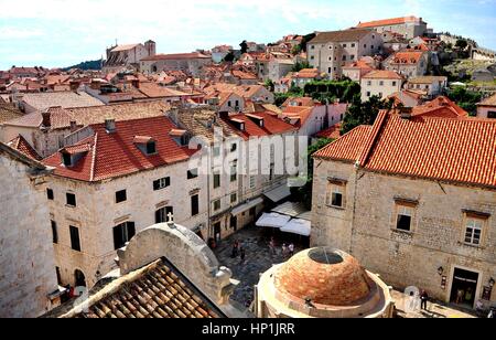 Visualizzare attraverso la storica città vecchia di Dubrovnik (Croazia) il 18 agosto 2016, che fa parte del patrimonio culturale mondiale dell'Unesco. | Utilizzo di tutto il mondo Foto Stock