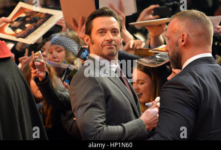 Berlino, Germania. Xvii Feb, 2017. Attore Hugh Jackman arriva alla premiere del film "Logan" al 67th International Festival del Cinema di Berlino a Berlino, Germania, 17 febbraio 2017. US-film americano viene eseguito al di fuori della concorrenza. Foto: Paolo Zinken/dpa/Alamy Live News Foto Stock