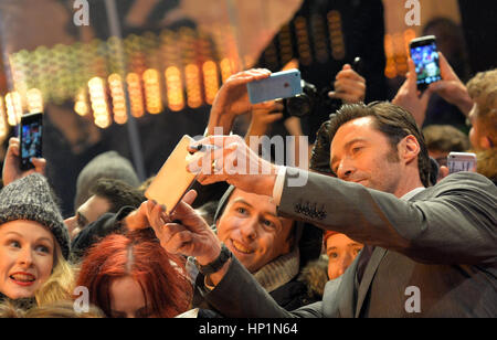 Berlino, Germania. Xvii Feb, 2017. Attore Hugh Jackman arriva alla premiere del film "Logan" al 67th International Festival del Cinema di Berlino a Berlino, Germania, 17 febbraio 2017. US-film americano viene eseguito al di fuori della concorrenza. Foto: Paolo Zinken/dpa/Alamy Live News Foto Stock