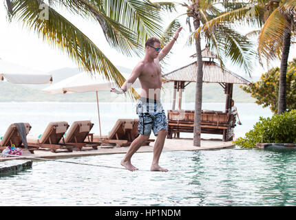 Neckar isola dei Caraibi, le Isole Vergini Britanniche. 17 Nov, 2014. Sam Branson attraversa la piscina sulla Necker Island. ( Credito: Mark Greenberg/ZUMA filo/Alamy Live News Foto Stock