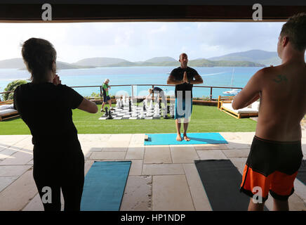 Neckar isola dei Caraibi, le Isole Vergini Britanniche. 17 Nov, 2014. Una lezione di yoga in primo piano con Sam Branson a destra. Credito: Mark Greenberg/ZUMA filo/Alamy Live News Foto Stock