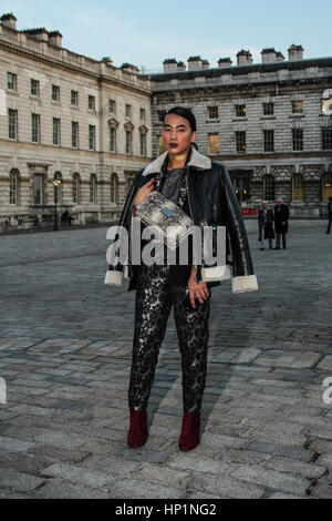 Londra, Regno Unito. 17 Febbraio, 2017. Arian Humirang at Somerset House durante la London Fashion Week Autunno/Inverno 2017 a Londra. Foto Data: Venerdì 17 Febbraio, 2017. Credito: Roger Garfield/Alamy Live News Foto Stock