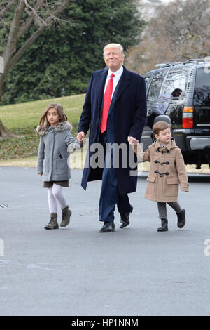 Washington DC, Stati Uniti d'America. Xvii Feb, 2017. Stati Uniti Presidente Donald Trump lascia l'Ufficio Ovale i suoi nipoti ARABELLA e Giuseppe come essi a piedi a Marina Uno. Credito: Christy Bowe/Globe foto/ZUMA filo/Alamy Live News Foto Stock