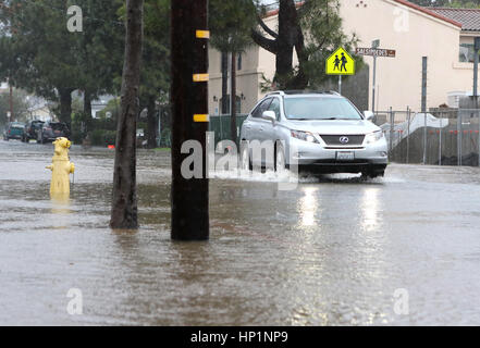 Santa Barbara, California, Stati Uniti d'America. 17 Febbraio, 2017. Una unità di auto attraverso l'allagato intersezione di Oriente Cota e Salsipuedes a Santa Barbara, California, le piogge torrenziali e forti venti intrisa la costa centrale Venerdì 17 Febbraio, 2017. Credito: Daniel Dreifuss/Alamy Live News Foto Stock