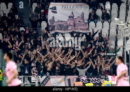 Torino, Italia. Il 17 febbraio, 2017. I sostenitori di US Citta di Palermo sono raffigurate durante la serie di una partita di calcio tra Juventus e US Citta di Palermo. Credito: Nicolò Campo/Alamy Live News Foto Stock