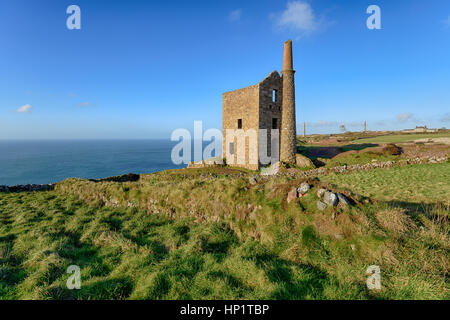 Blue Skies over Wheal Owles, un motore della Cornovaglia Casa di Botallack vicino Land's End in Cornovaglia Foto Stock