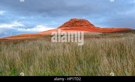 Moody cielo sopra il sedile come una forma distinta in collina che affaccia Birker cadde nel parco nazionale del Lake District in Cumbria Foto Stock