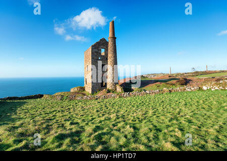 Wheal Owles casa del motore sulle scogliere di Botallack sulla costa della Cornovaglia Foto Stock