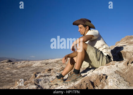 Modello di rilascio , Junger Mann, 25+, in der Atacama-Wueste, Cile, Suedamerika - il giovane uomo nel deserto di Atacama, Sud America Foto Stock