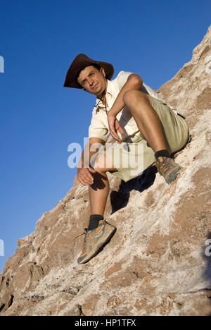 Modello di rilascio , Junger Mann, 25+, in der Atacama-Wueste, Cile, Suedamerika - il giovane uomo nel deserto di Atacama, Sud America Foto Stock