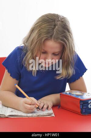 Modello di rilascio , Maedchen, 8 Jahre, macht Mathematik-Hausaufgaben - ragazza fa homeworks Foto Stock
