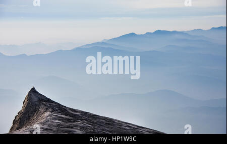 A sud di picco, Mt. Kinabalu durante il sunrise. Mt. Trusmadi (fondo), Sabah, isola di Borneo Foto Stock