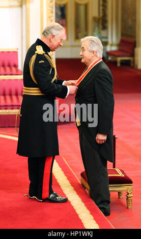 Sir Antony Beevor da Londra è realizzato un cavaliere Bachelor of British Empire dal Principe di Galles durante una cerimonia di investitura a Buckingham Palace di Londra. Foto Stock