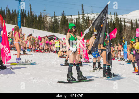 Sheregesh, Kemerovo Regione, Russia - 16 Aprile 2016: Grelka Fest è uno sport e attività di intrattenimento per sci e snowboard di piloti in bikini in Russ Foto Stock