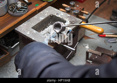 Impianto di artigiano produce componenti per le macchine. Manifattura, produzione manuale di lega di piombo. Colata di piombo fuso di alluminio in uno stampo. Workshop Foto Stock