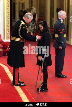 Alice Tai da Barton sul mare è realizzato un MBE (membro dell'ordine dell'Impero Britannico) dal Principe di Galles durante una cerimonia di investitura a Buckingham Palace di Londra. Foto Stock