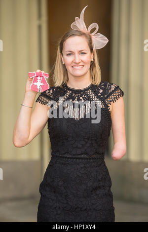 Nuotatore paralimpico Claire Cashmore a Buckingham Palace di Londra, dopo aver ricevuto il suo MBE medaglia dal Principe di Galles. Foto Stock