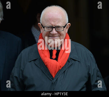 Attore Ken Morley lascia Huddersfield Chiesa Parrocchiale, seguendo il servizio funebre di " allo " allo star Gorden Kaye. Foto Stock