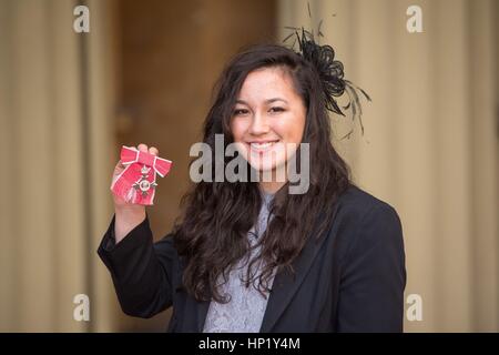 Nuotatore paralimpico Alice Tai a Buckingham Palace di Londra, dopo aver ricevuto il suo MBE medaglia dal Principe di Galles. Foto Stock