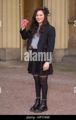 Nuotatore paralimpico Alice Tai a Buckingham Palace di Londra, dopo aver ricevuto il suo MBE medaglia dal Principe di Galles. Foto Stock