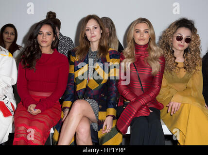 (Da sinistra a destra) la Georgia può, Charlotte de Carle, Chloe Lloyd, e ella Eyre sulla bancata anteriore durante la Teatum Jones Autunno/Inverno 2017 London Fashion Week show a BFC visualizza lo spazio, Londra. Premere l'associazione. Picture Data: Venerdì 17 Febbraio, 2017. Foto di credito dovrebbe leggere: Isabel Infantes/PA FILO Foto Stock