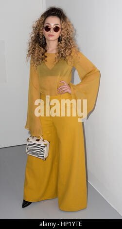 Ella Eyre sulla bancata anteriore durante la Teatum Jones Autunno/Inverno 2017 London Fashion Week show a BFC visualizza lo spazio, Londra. Premere l'associazione. Picture Data: Venerdì 17 Febbraio, 2017. Foto di credito dovrebbe leggere: Isabel Infantes/PA FILO Foto Stock