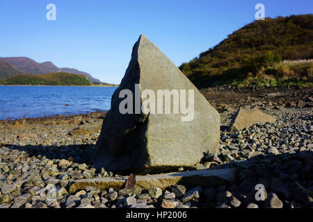 A forma di piramide di roccia sulla spiaggia della Baia di Kaflia, Alaska Peninsula, Katmai National Park, Alaska Foto Stock