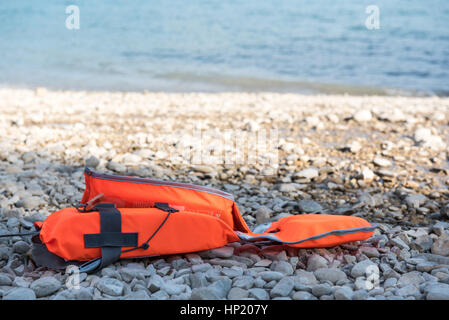 Giacca di sicurezza su una spiaggia Foto Stock
