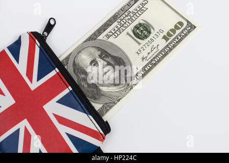 Unione Jack portamonete con noi 100$ / centinaia di dollari / banconota - come metafora per noi Dollar-Sterling tasso di cambio, vacanze spendere soldi in noi Foto Stock