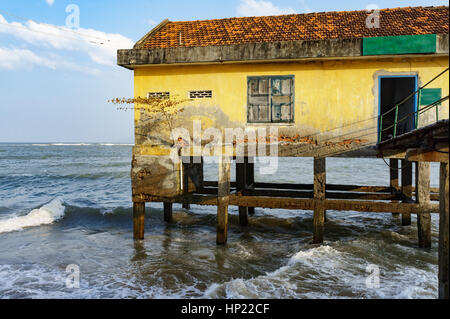 Casa su palafitte in mare aperto. Foto Stock