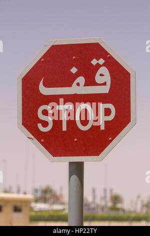 DUBAI, Emirati Arabi Uniti - segno di stop. Cartello bilingue in arabo e in inglese. Foto Stock