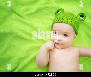 Bambino in frog hat Foto Stock