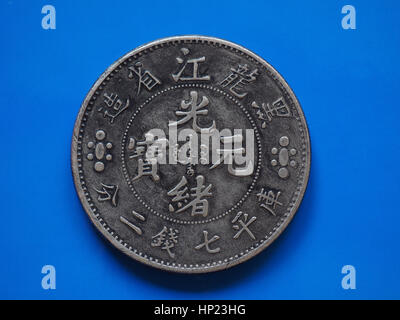 Vintage cinese argento 7 macis e 2 Candereens moneta da polmone di Kiang Provincia in Cina, circa 1889 su sfondo blu Foto Stock