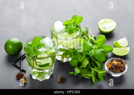 Il Mojito Cubano o caipirinha cocktail, bevanda ghiacciata con lime e menta Foto Stock