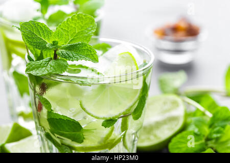 Il Mojito Cubano o caipirinha cocktail, bevanda ghiacciata con lime e menta Foto Stock