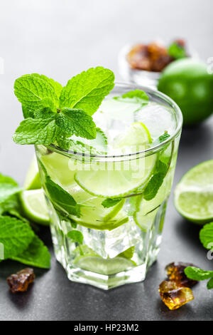 Il Mojito Cubano o caipirinha cocktail, bevanda ghiacciata con lime e menta Foto Stock