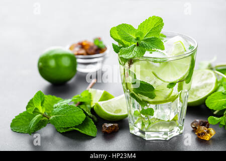 Il Mojito Cubano o caipirinha cocktail, bevanda ghiacciata con lime e menta Foto Stock