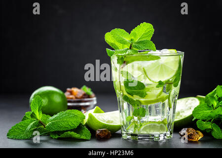 Il Mojito Cubano o caipirinha cocktail, bevanda ghiacciata con lime e menta Foto Stock