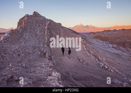 Donna, uomo, amore, tramonto, passeggiata, camminare, trekking, trekking, escursionista, escursionisti, Valle della Luna, vicino a San Pedro de Atacama, deserto Atacama. Cile Foto Stock