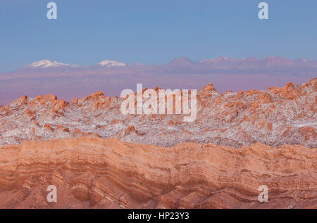 Valle de la Luna (Valle della Luna), sullo sfondo Montagne Ande con neve in cima , e sale depositato sulle montagne più vicine, deserto Atacama. Foto Stock