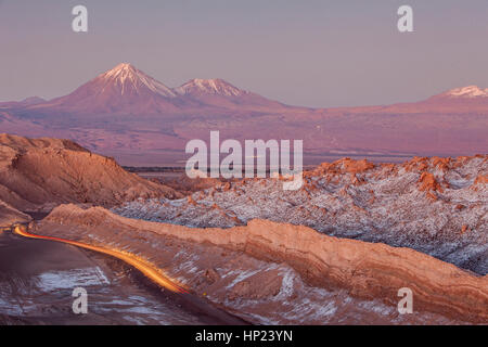 Valle de la Luna (Valle della Luna), sullo sfondo dei vulcani di sinistra Licancabur e Juriques con neve in cima, e sale depositato sul più vicino mo Foto Stock