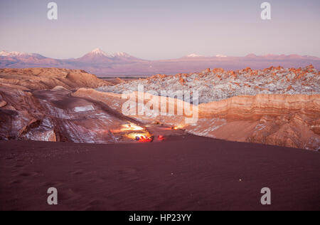 Valle de la Luna (Valle della Luna), sullo sfondo Montagne Ande con neve in cima , e sale depositato sulle montagne più vicine, deserto Atacama. Foto Stock