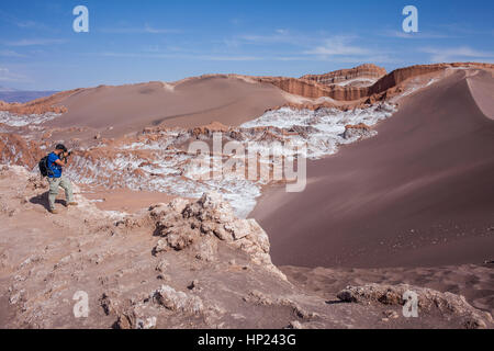 Trekking in Valle de la Luna (a valle della luna ) e il sale depositato sul terreno, il deserto di Atacama. Region de Antofagasta. Cile Foto Stock