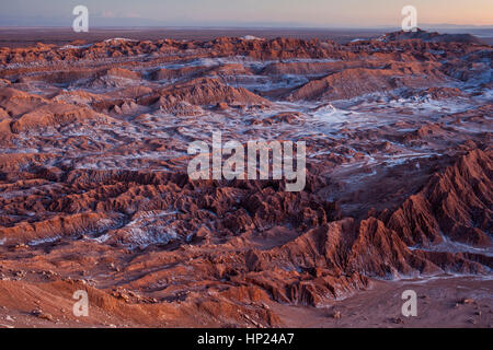 Panorama sulla Valle de la Luna (a valle della luna ) e il sale depositato sul terreno, vicino a San Pedro de Atacama deserto di Atacama.Region de Antofagasta. Foto Stock