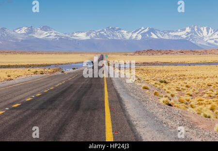 Altiplano, Puna, sullo sfondo montagne delle Ande, Strada in Argentina dal Paso Sico, vicino Socaire, il deserto di Atacama. Region de Antofagasta. Cile Foto Stock