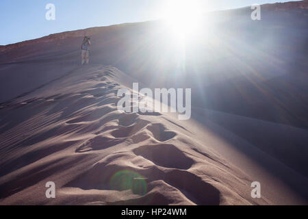 Fotografo, in Duna Mayor (Grande Duna), in Valle de la Muerte (Valle della morte), deserto Atacama. Regione di Antofagasta. Cile Foto Stock